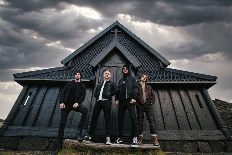 blessthefall Bandmitglieder vor einer Kirche